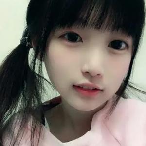 羽白色的风车在旋转