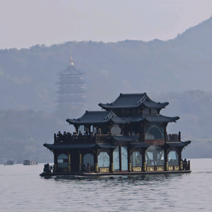 自由的灵魂卡在了那个发霉的雨季 头像