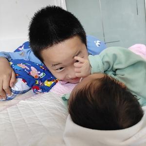 广场中跳舞的活力舞者 头像