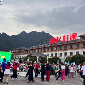 避暑房搬砖小姐姐 头像