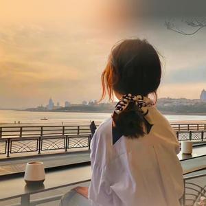 秃顶的中年少女 头像