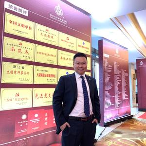 溪边惬意看小虾 头像