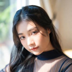花丛轻盈起舞的蝶 头像