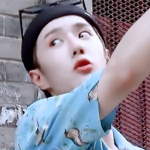 娱乐圈里跳舞的猹 头像